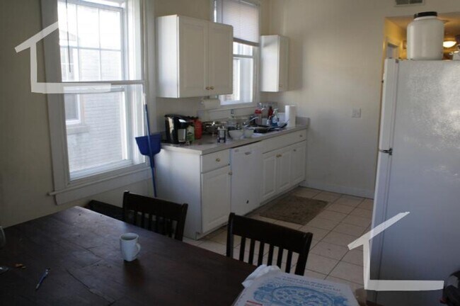 Building Photo - BU Brookline Area Spacious 5b/2b Large  Rooms, These don't last long  Hurry!