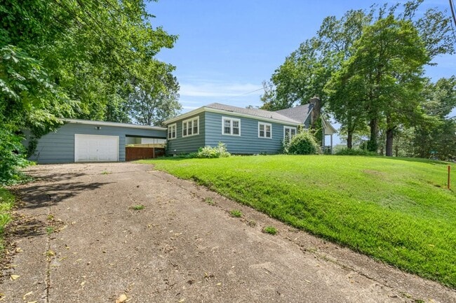 Building Photo - Renovated 3 Bedroom 2 Bath Home for Rent!