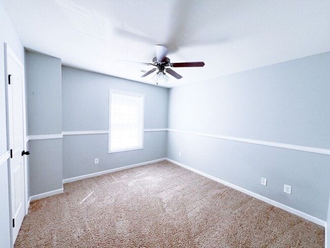 Building Photo - 2 Bedroom 1.5 Bath Townhome