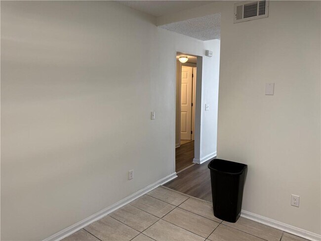 Building Photo - 890 E Cherry St