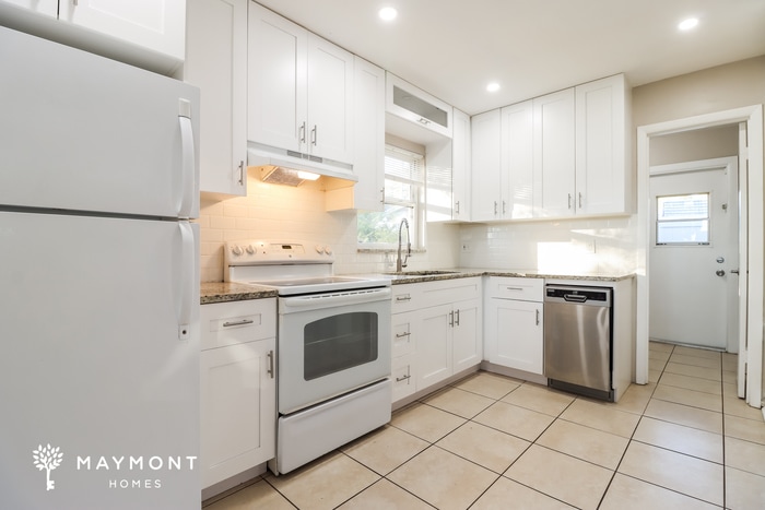 Building Photo - 779 Lynndale St N