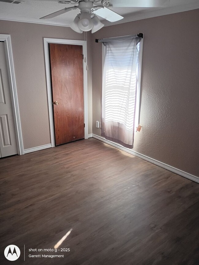 Building Photo - Split level home in West Lampasas