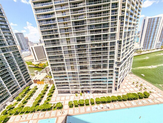 Building Photo - 495 Brickell Ave