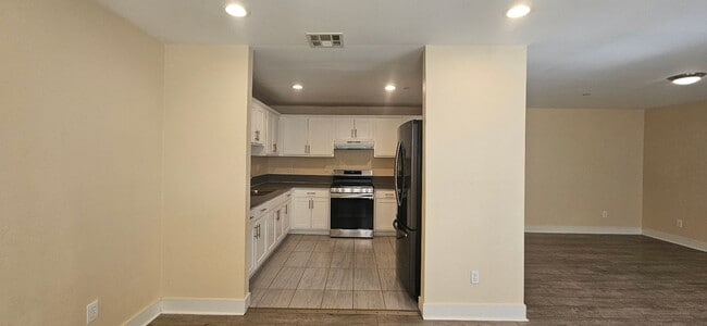 Building Photo - 85(1631)