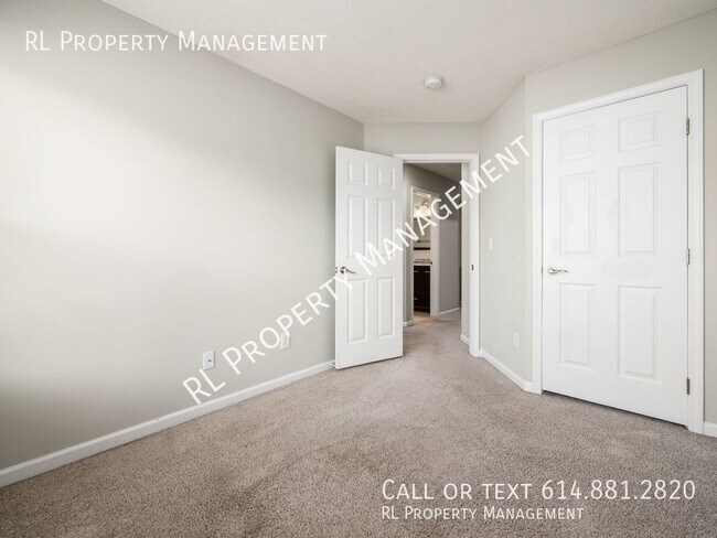 Building Photo - Spacious 3 bedroom 2.5 bathroom condo in W...