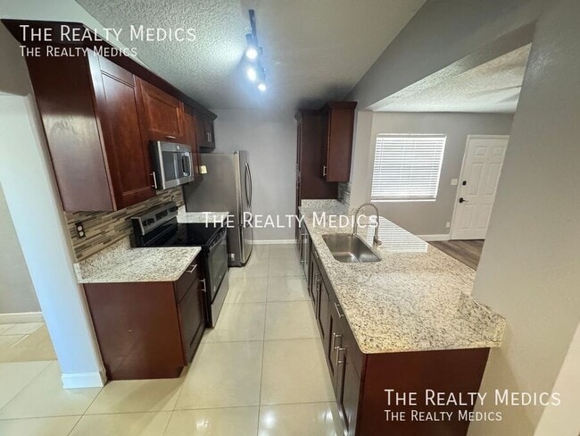 Building Photo - 1102 Egan Dr