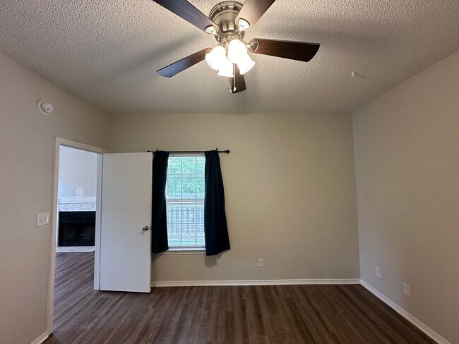Building Photo - Recently renovated 1 bedroom 1 bath condo for rent in Riverwalk!