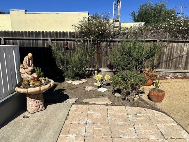 Building Photo - 338 S F St