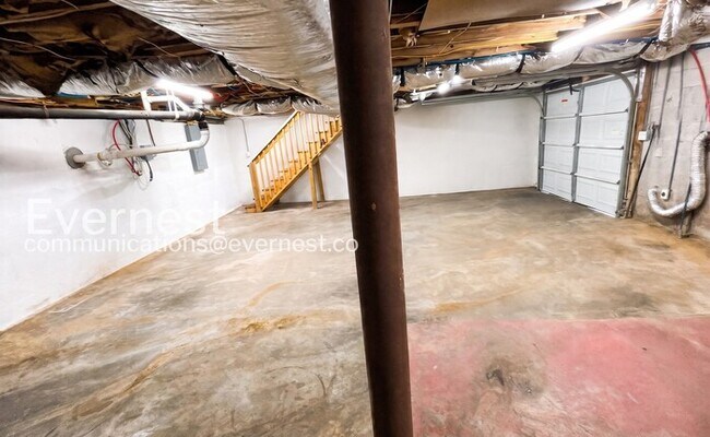 Building Photo - 2 Bed/1 Bath Home with Garage / Available Now!