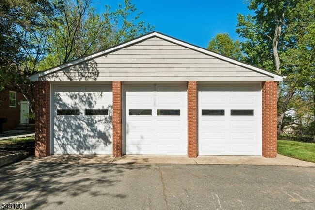 Building Photo - 186 W Northfield Rd