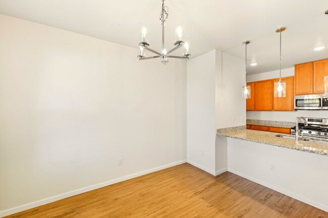 Building Photo - Bright and Airy 2 Bed 2.5 Bath Townhome in...