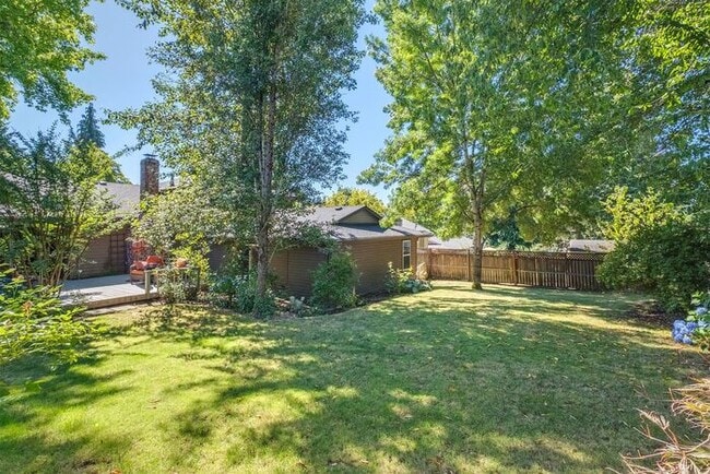 Building Photo - 4 bedroom 3 bath home in Tualatin with sep...