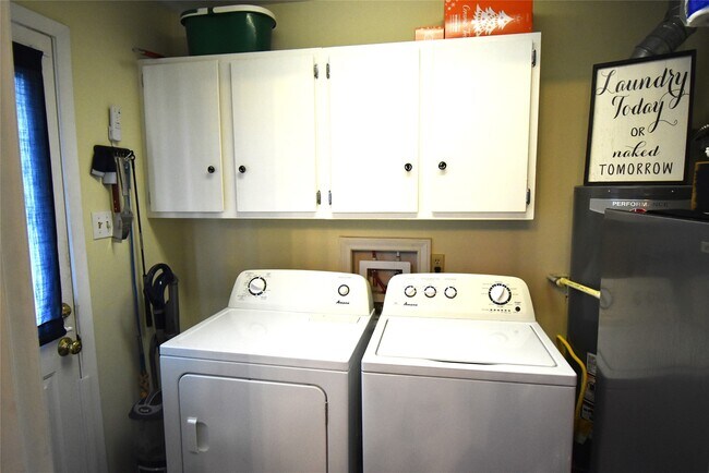 Building Photo - 8011 Meadowvale Dr