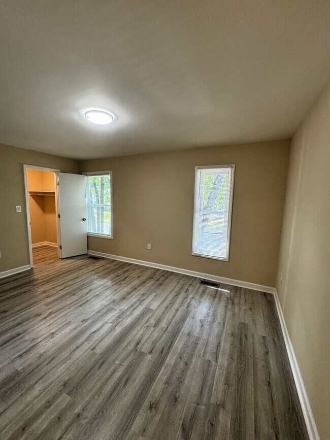 Building Photo - 9006 Mahogany Row SE