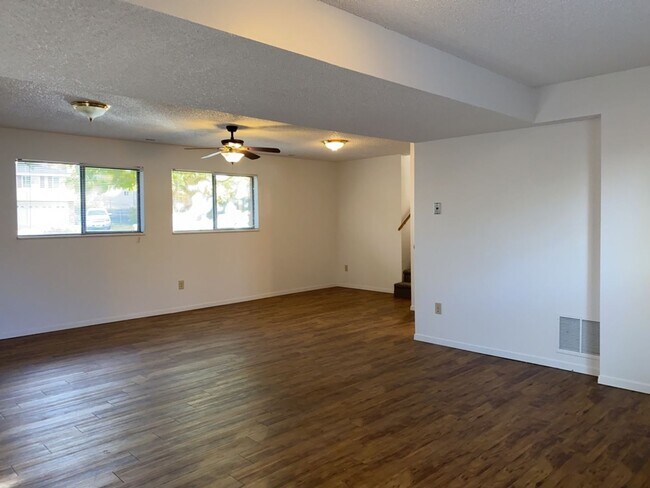 Building Photo - Start a Lease by 12/1 and Receive a $500 R...