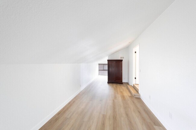 Building Photo - Gorgeous Cul-De-Sac Huntington Beach Home  — Biking Distance to the Beach!