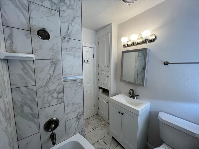 Building Photo - 7607 Hemlock St