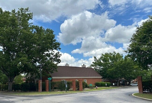 Building Photo - LIVE IN THE HEART OF FOREST ACRES