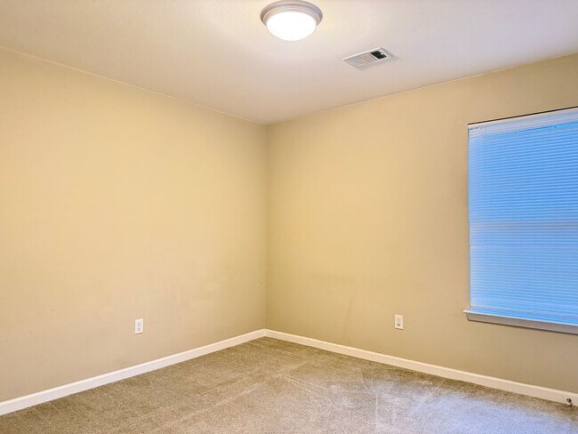 Building Photo - 327 Autumn Dr