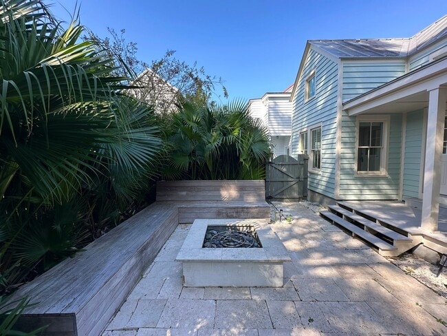 Building Photo - Charming Private Carriage Home in Downtown...