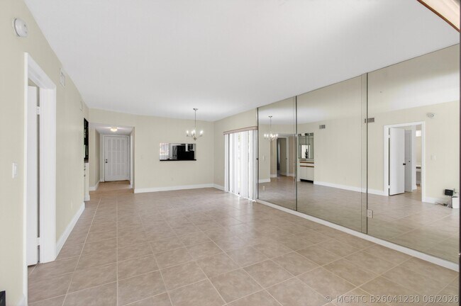 Building Photo - 351 Club Cir