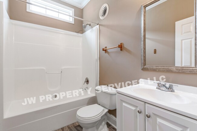 Building Photo - Spacious Pet-Friendly 3-Bedrooms Home in New Orleans