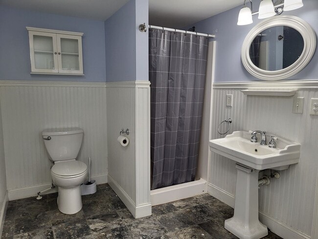 Building Photo - 2 bedroom farm house