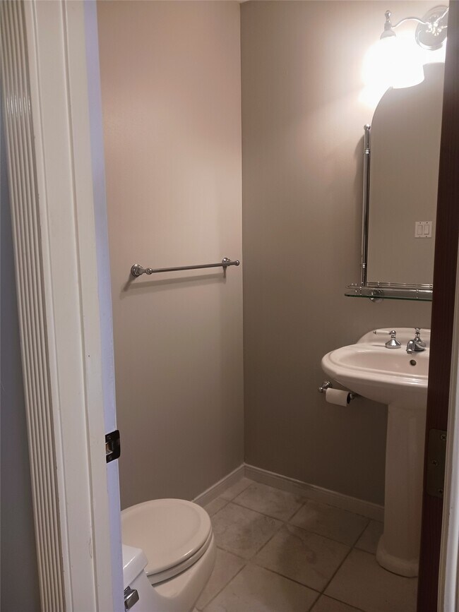 Building Photo - 923 W 41st St