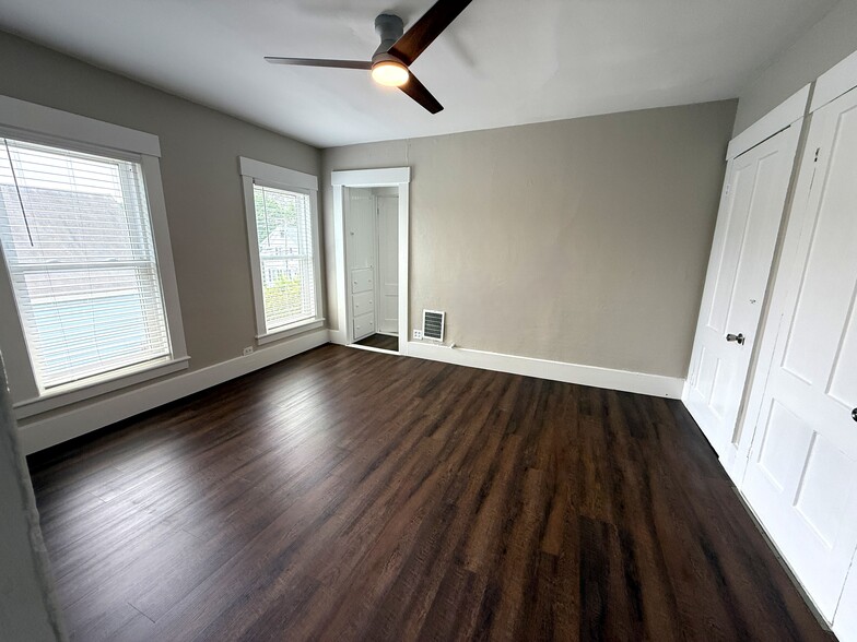Living room - 111 S State St