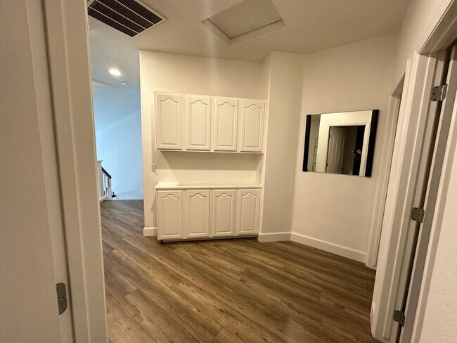 Building Photo - 5701 W Country Ave