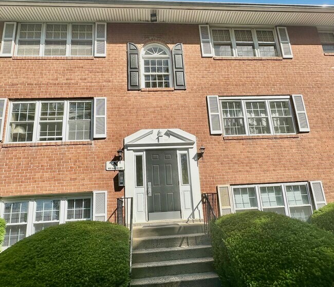 Primary Photo - 822 South Ave