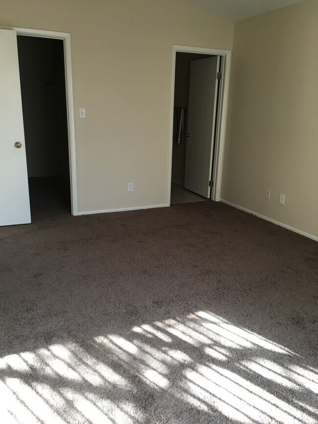 Building Photo - Great Location close to shopping at Durango and Summerlin Parkway