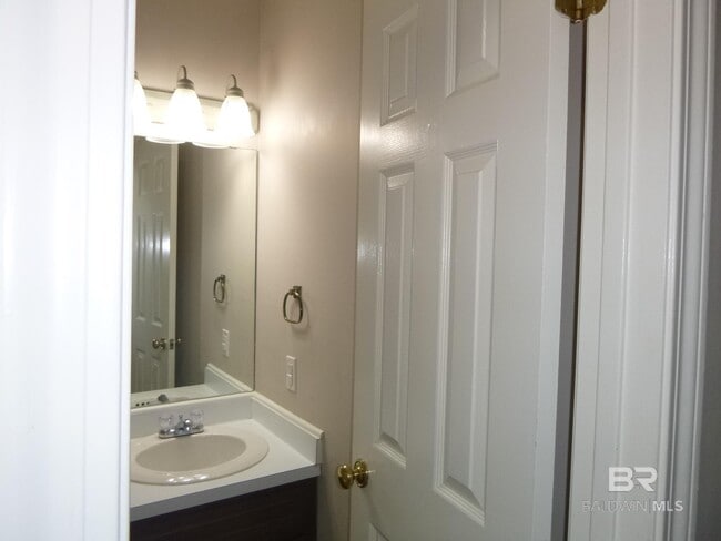 Building Photo - 600 Cheshire Ln