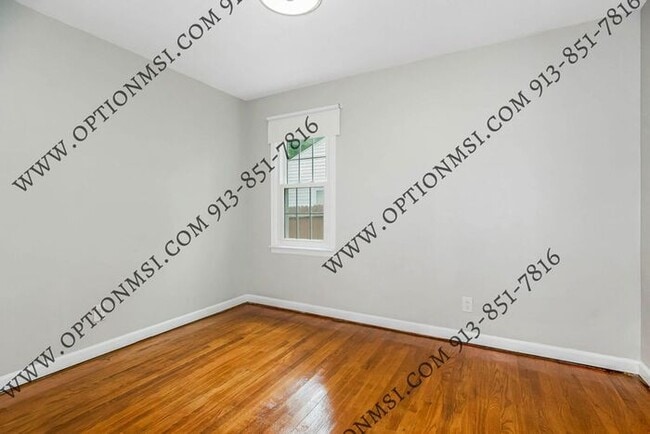 Building Photo - Available NOW in Raytown
