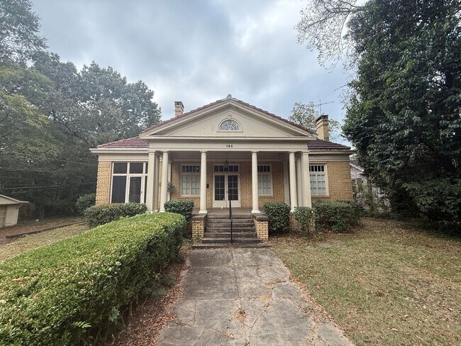 Primary Photo - ** 4 bed 3 bath located in the Garden District ** Call 334-366-9198 to schedule a self showing