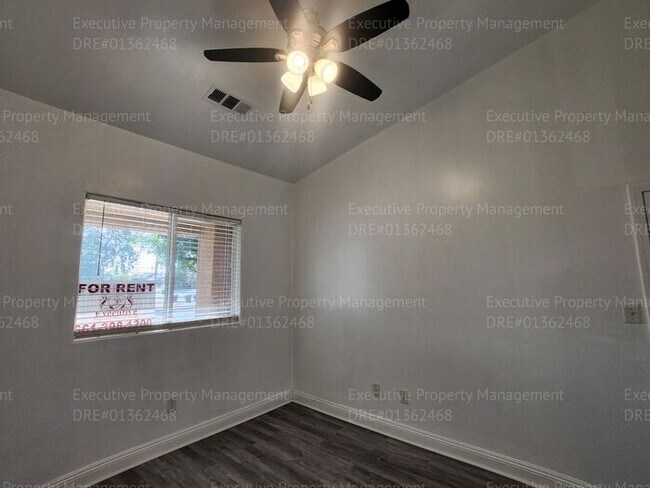 Building Photo - 4 bedroom/ 2 bathroom located in the South...