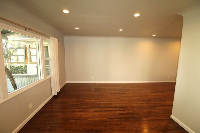 Building Photo - Quaint Midtown Ventura Duplex w/Many Upgra...