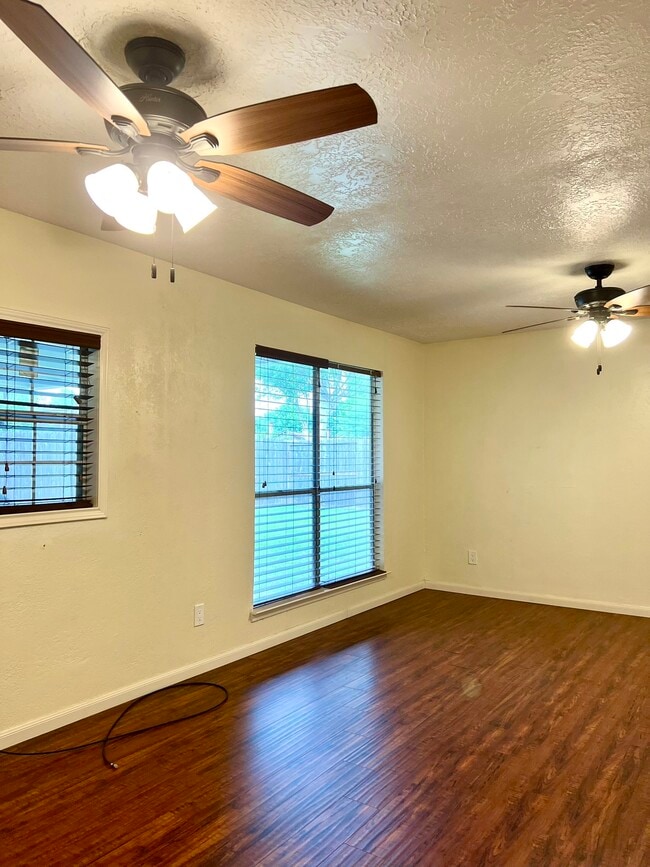 Building Photo - 2118 Endicott Ln