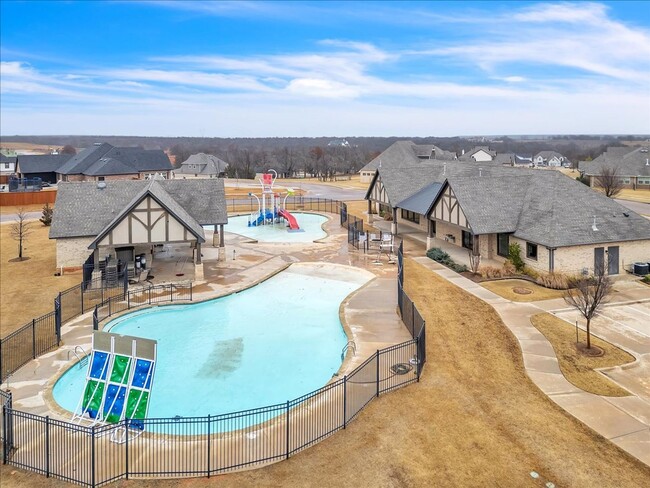 Building Photo - Spacious Edmond Home