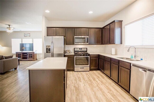 Building Photo - 242 Mossycup Dr