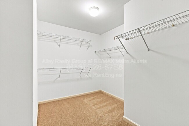 Building Photo - 6725 Ridgefield Dr
