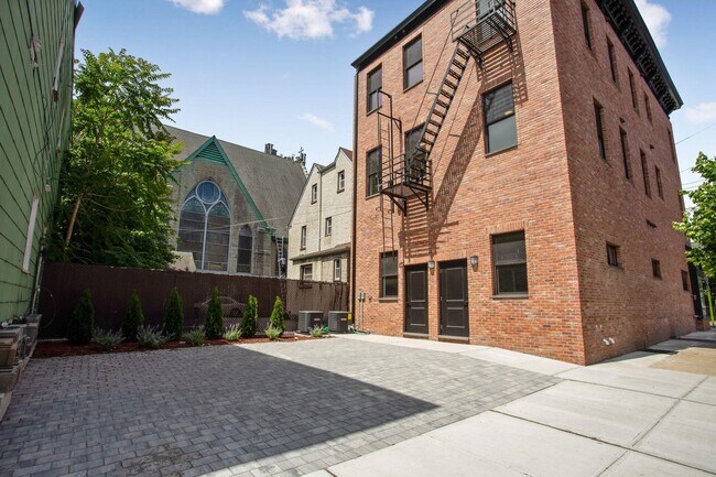Building Photo - 942 Summit Ave
