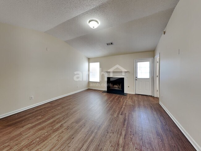 Building Photo - 271 Village Dr