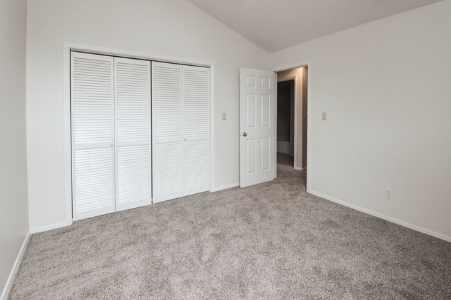 Building Photo - Lovely South Tulsa location close to shopping and restaurants