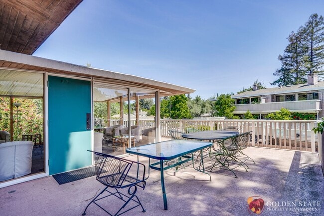 Building Photo - Updated 1 Bedroom Condo with Oversized Private Patio in Prime Mountain View Location