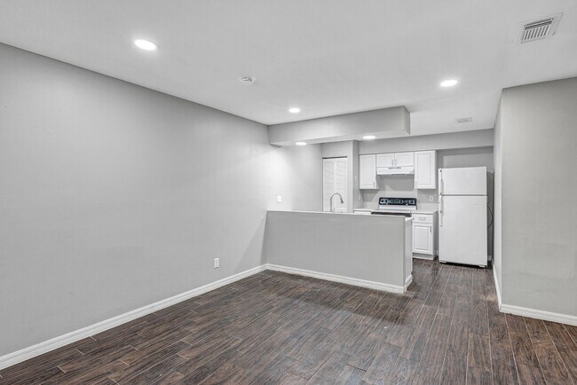 Building Photo - Spacious 3BR/2BA Ocala Home with Modern Finishes,Fireplace Floor-to-Ceiling Sliding Glass Doors &...