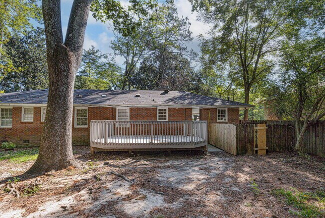 Building Photo - Available Now!| 3BR/2BA Midtown Brick Ranch | Lawn Care, Pest Control & W/D Included | Clubview /...
