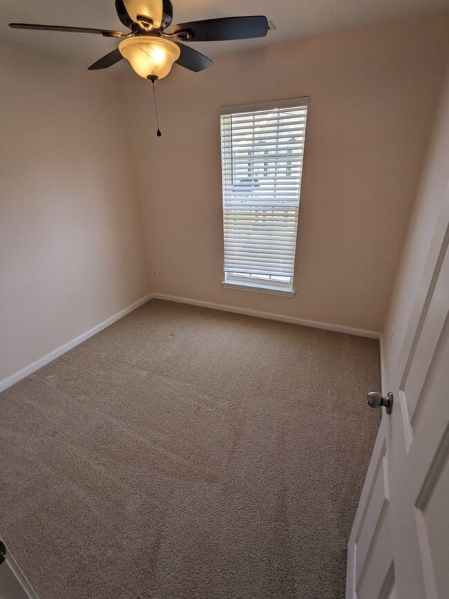 Building Photo - Townhome Close to I-485 and Shopping/Restaraunts