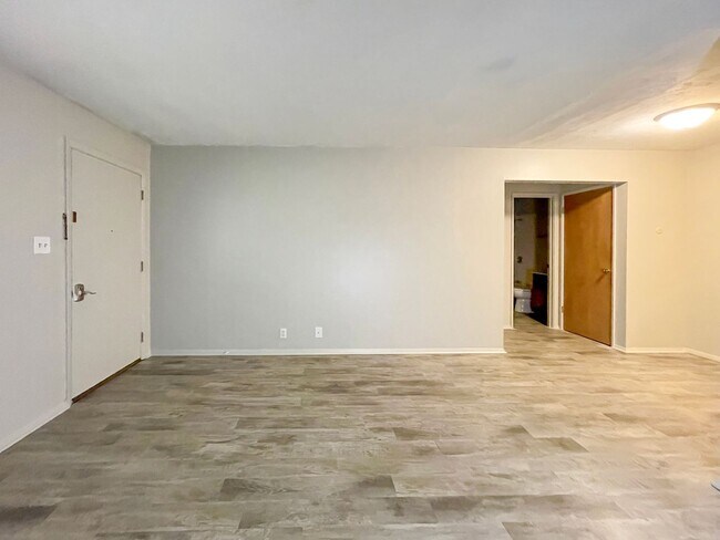 Building Photo - Close to Campus and McGalliard Road