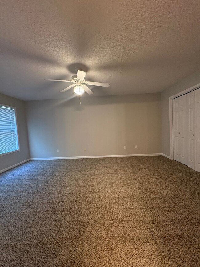 Building Photo - Dunwoody Townhomes!  NEW CARPET!!  PAINT!  NEW WASHER/DRYER